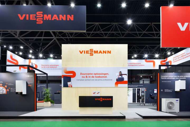 Opvallend standontwerp en standbouw voor Viessmann op de VSK beurs in de Jaarbeurs Utrecht. Ontworpen en gebouwd door standbouwer Eldee Expo Experts.