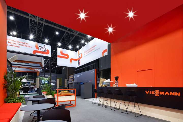 Opvallend standontwerp en standbouw voor Viessmann op de VSK beurs in de Jaarbeurs Utrecht. Ontworpen en gebouwd door standbouwer Eldee Expo Experts.