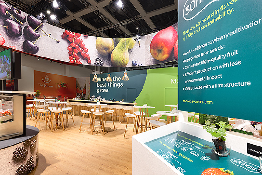 Engaging Stand Design of Fruitmasters at the FRUIT LOGISTICA exhibition. Designed and realized by booth builder Eldee Expo Experts.
